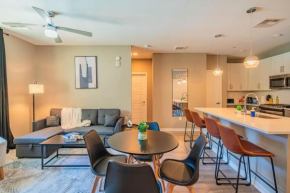 Spacious 2BR Uptown Biltmore Gym Pool Parking WD